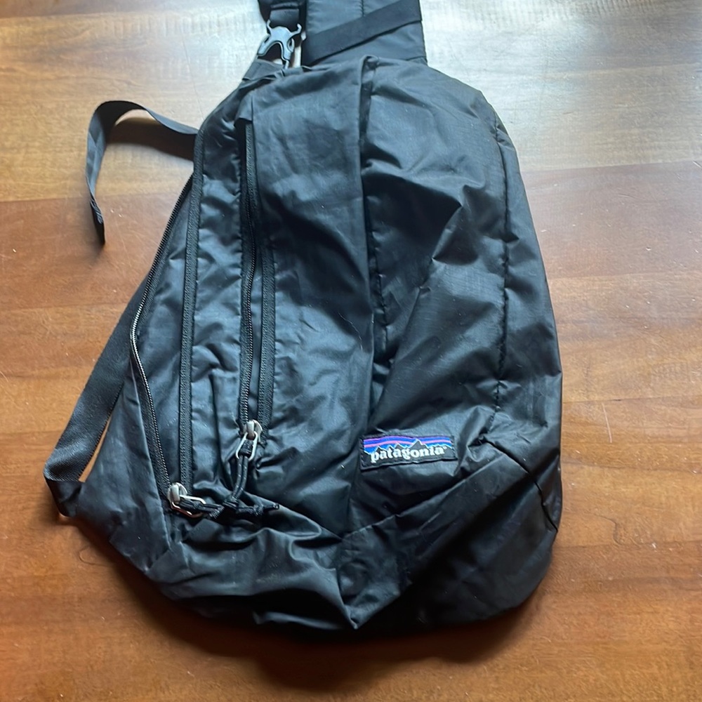 Patagonia sling backpack, tried on once, never used.